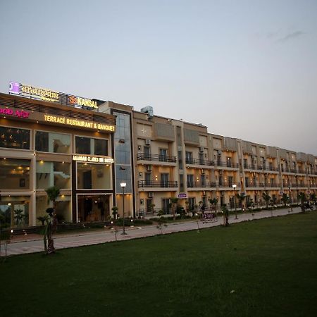 Anandam Clarks Inn Suites Vrindāvan Esterno foto