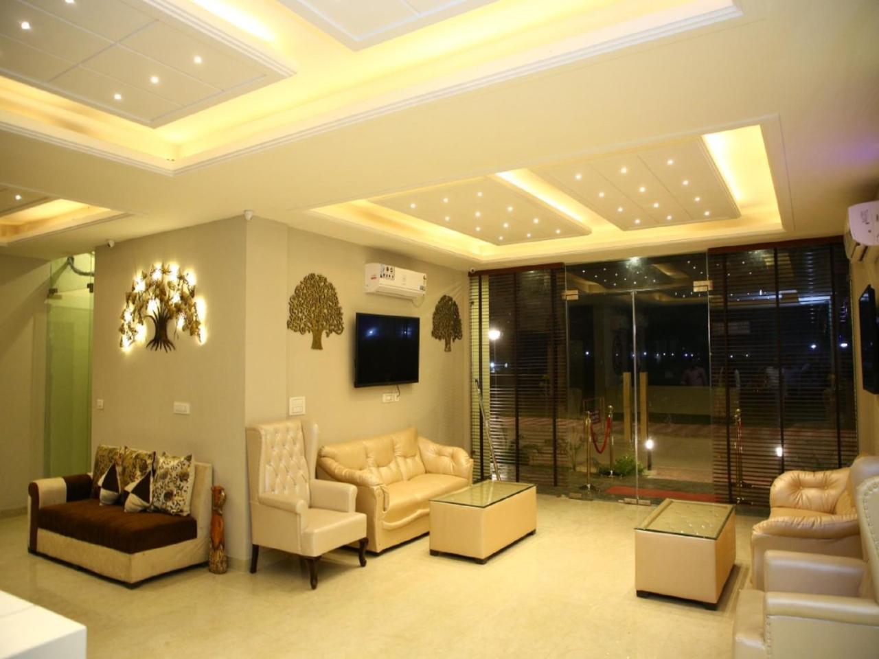 Anandam Clarks Inn Suites Vrindāvan Esterno foto