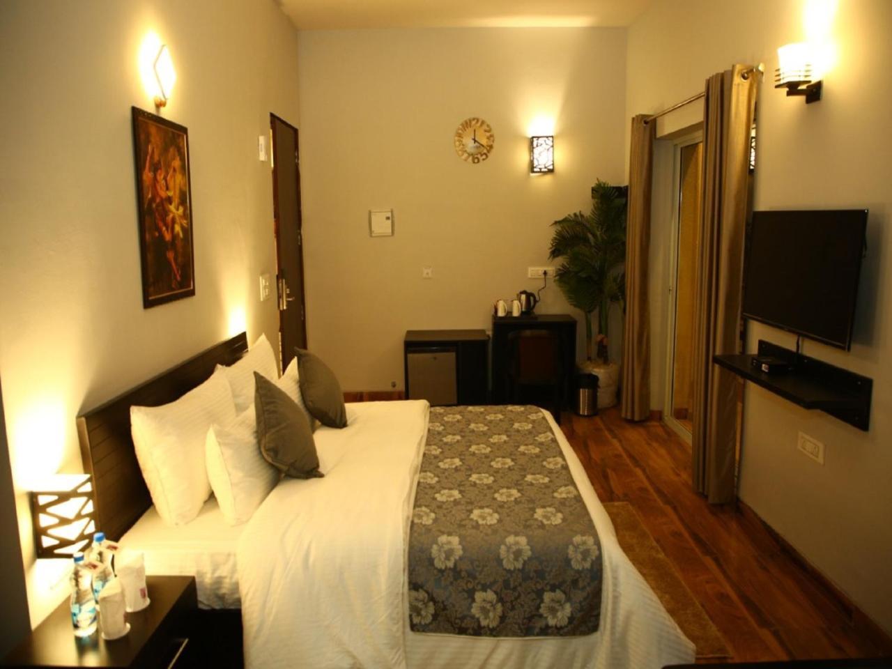 Anandam Clarks Inn Suites Vrindāvan Esterno foto