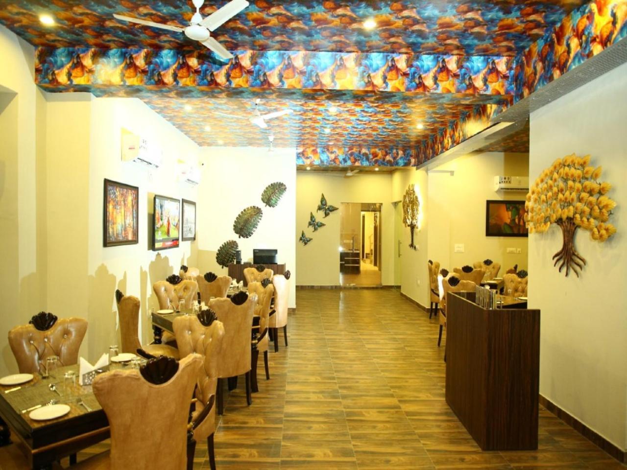 Anandam Clarks Inn Suites Vrindāvan Esterno foto