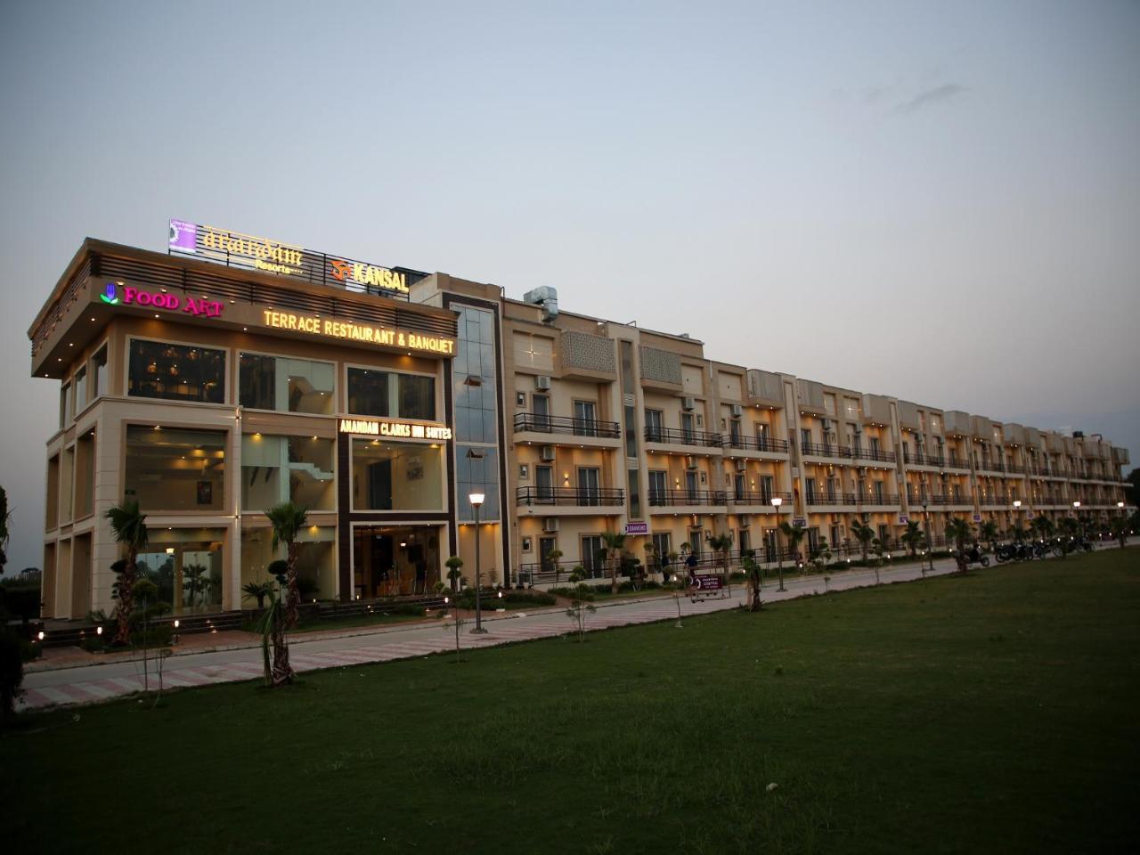 Anandam Clarks Inn Suites Vrindāvan Esterno foto