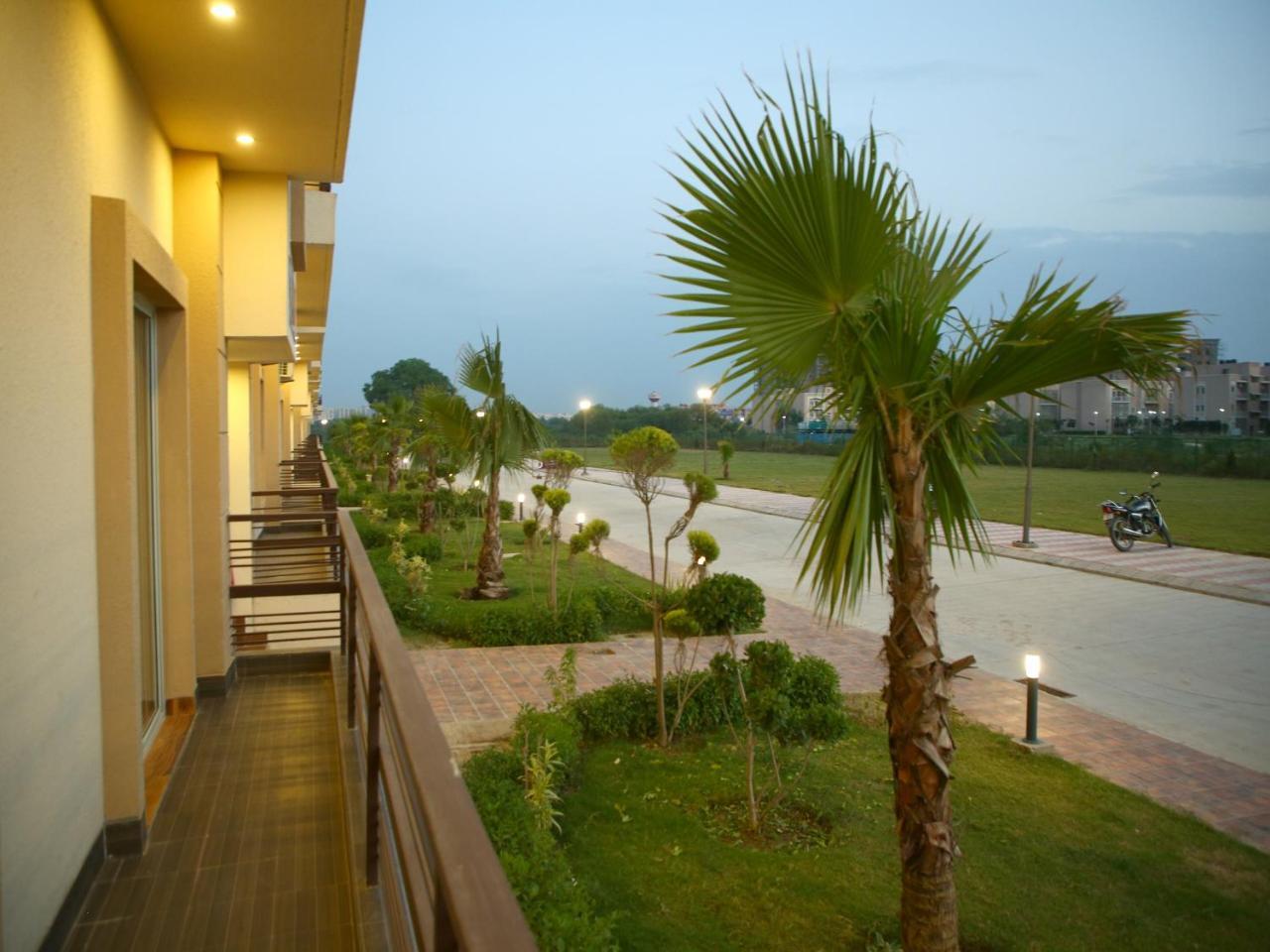 Anandam Clarks Inn Suites Vrindāvan Esterno foto