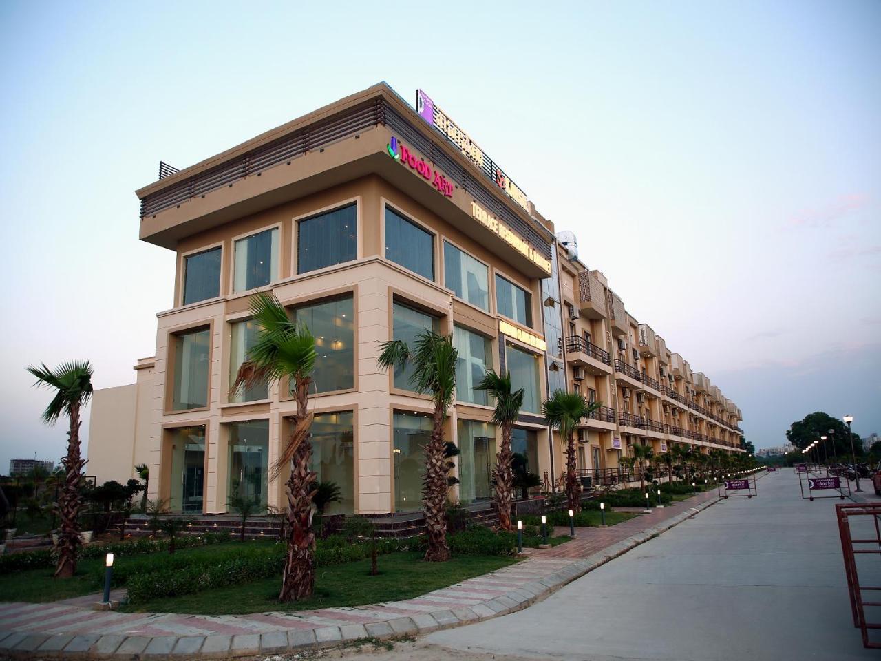 Anandam Clarks Inn Suites Vrindāvan Esterno foto