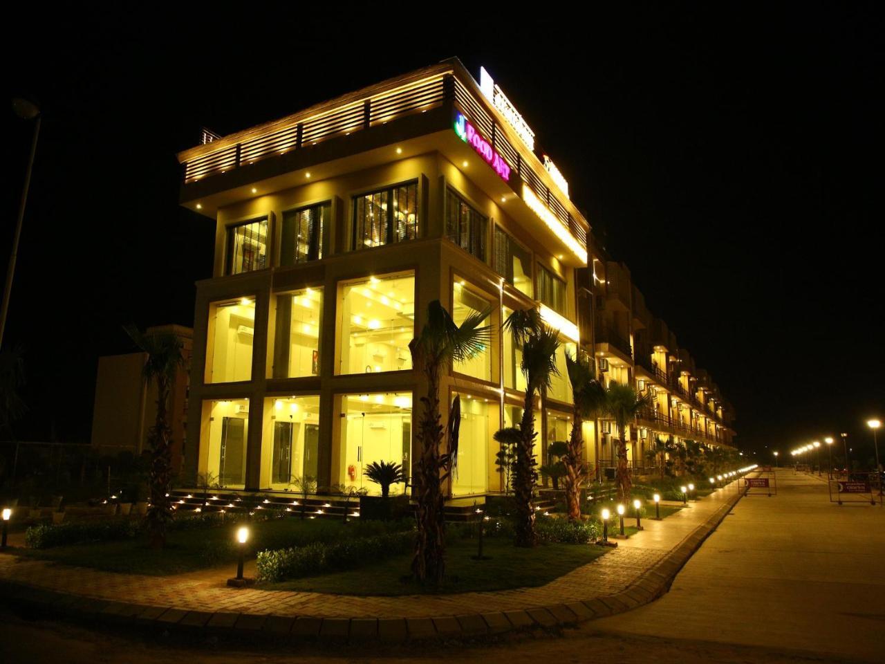 Anandam Clarks Inn Suites Vrindāvan Esterno foto