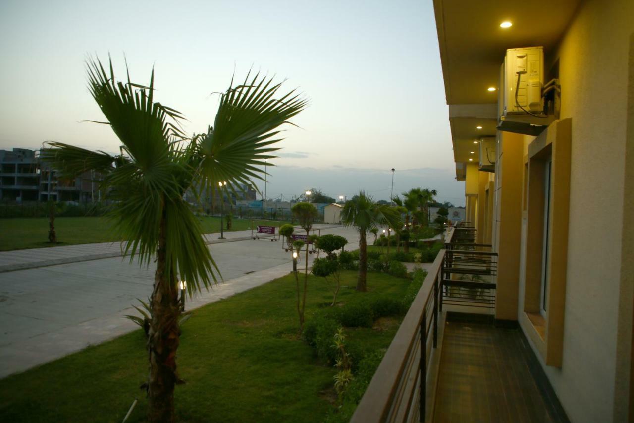 Anandam Clarks Inn Suites Vrindāvan Esterno foto