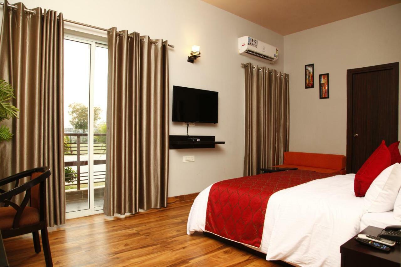 Anandam Clarks Inn Suites Vrindāvan Esterno foto