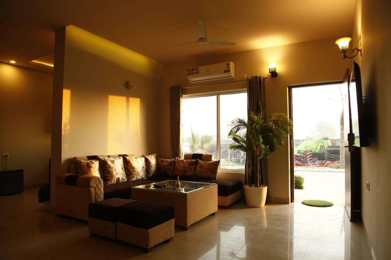 Anandam Clarks Inn Suites Vrindāvan Esterno foto
