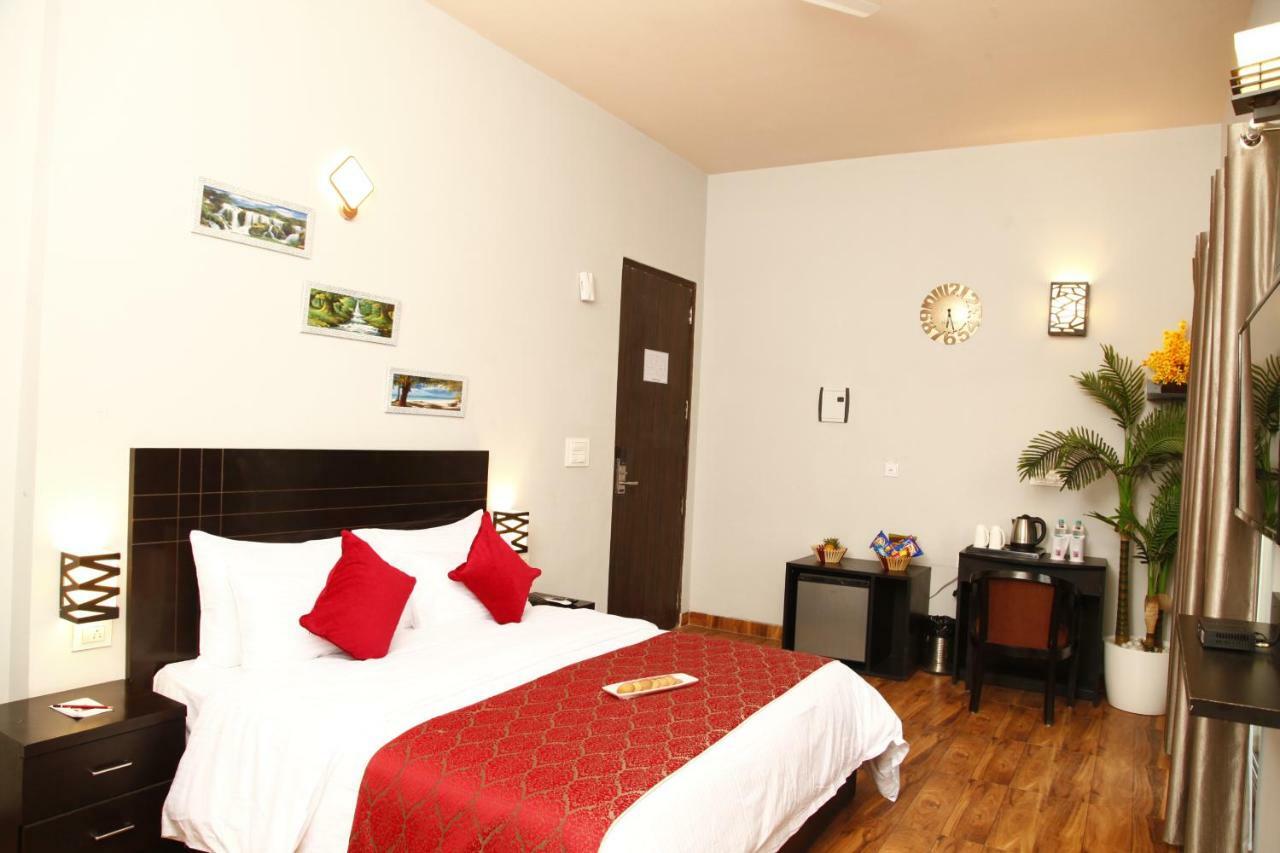 Anandam Clarks Inn Suites Vrindāvan Esterno foto