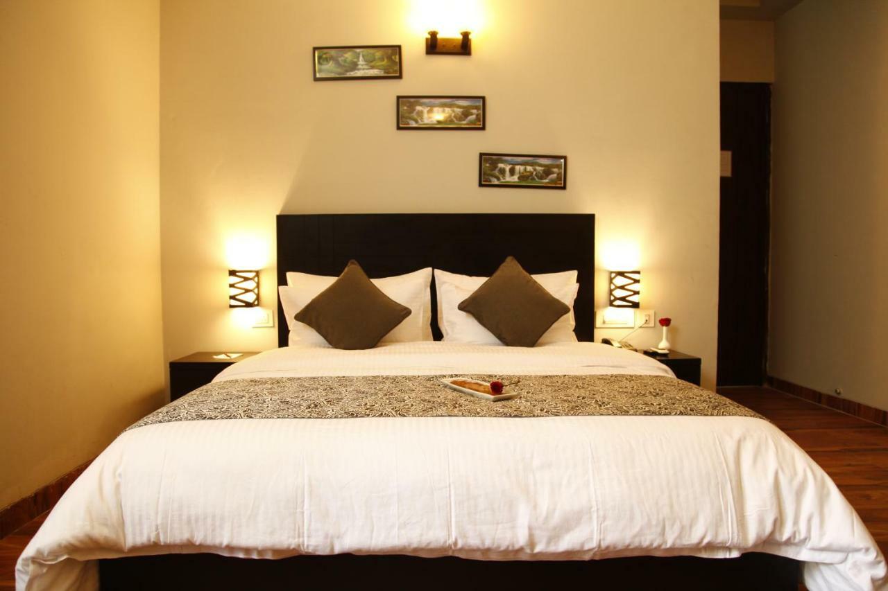 Anandam Clarks Inn Suites Vrindāvan Esterno foto