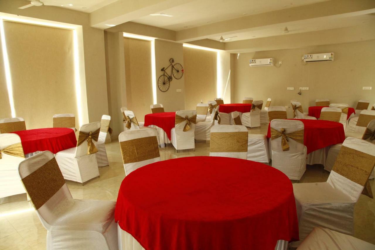 Anandam Clarks Inn Suites Vrindāvan Esterno foto