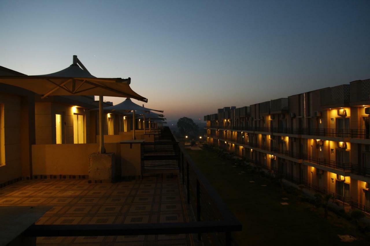 Anandam Clarks Inn Suites Vrindāvan Esterno foto