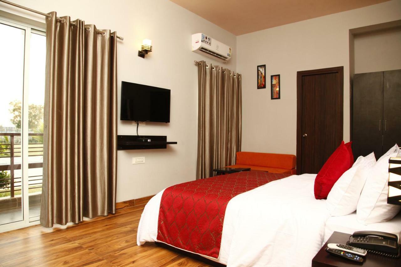 Anandam Clarks Inn Suites Vrindāvan Esterno foto