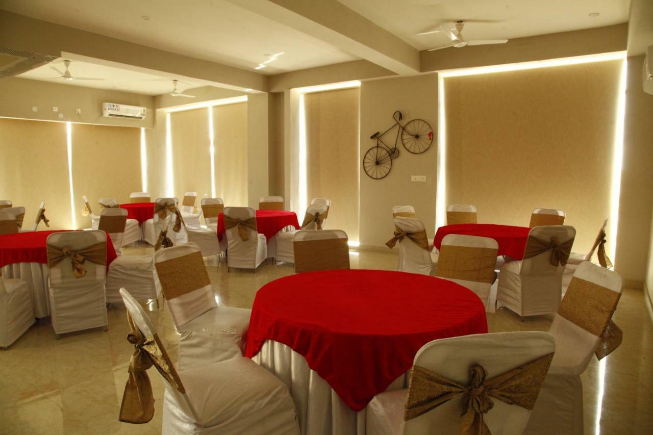 Anandam Clarks Inn Suites Vrindāvan Esterno foto