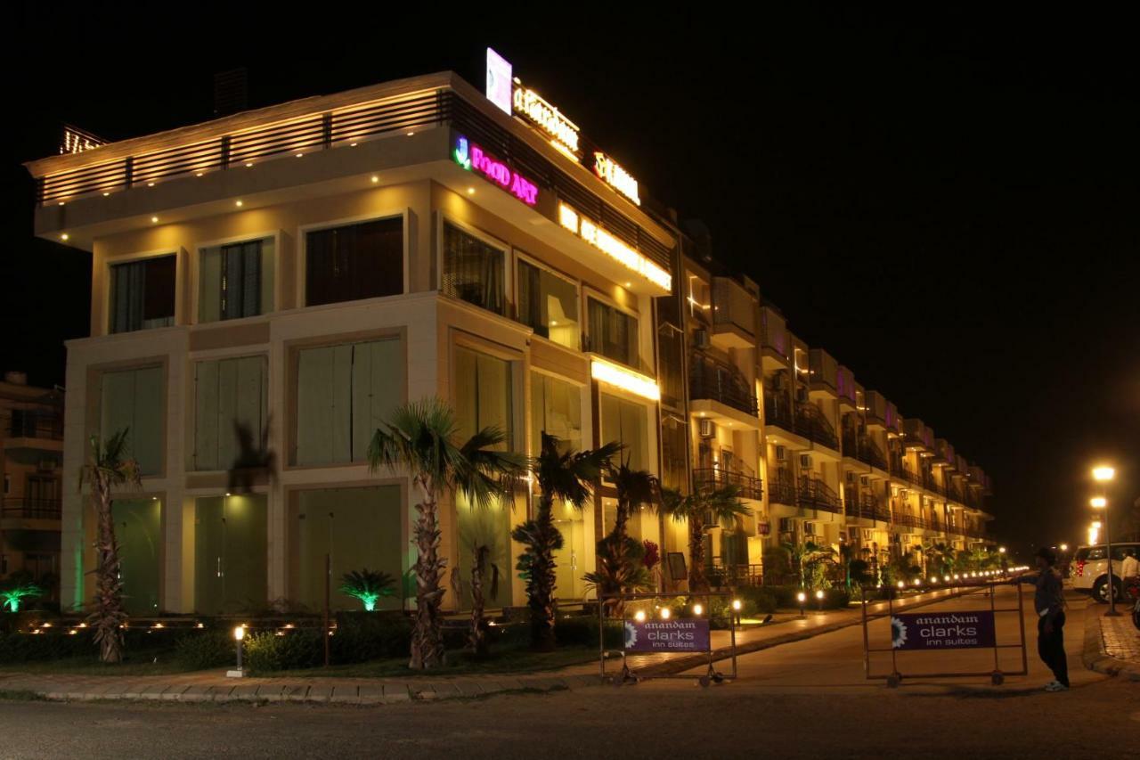 Anandam Clarks Inn Suites Vrindāvan Esterno foto