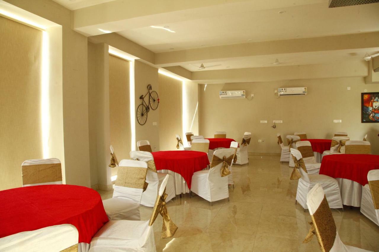 Anandam Clarks Inn Suites Vrindāvan Esterno foto
